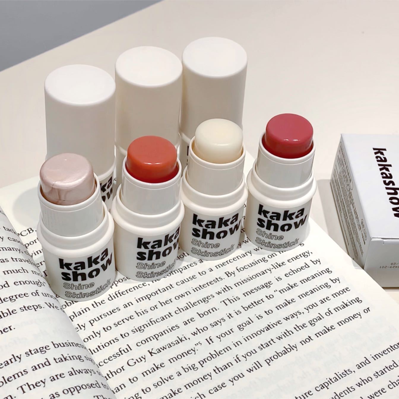 kakashow's Dynamic High-gloss bars are light, moist, and have a natural, clear, and pink luster. Wholesale for energetic girls undefined