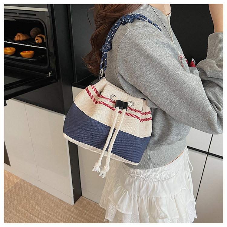 This year, the popular niche design bags are the 2025 new women's versatile canvas crossbody bag and the color-blocking hand-held bucket bag undefined