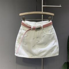 A字のやせた包みのお尻のスカートの女性2025夏の新型のレトロなドリルのデニムの半身のスカートの甘美な百合は年齢を減らします。