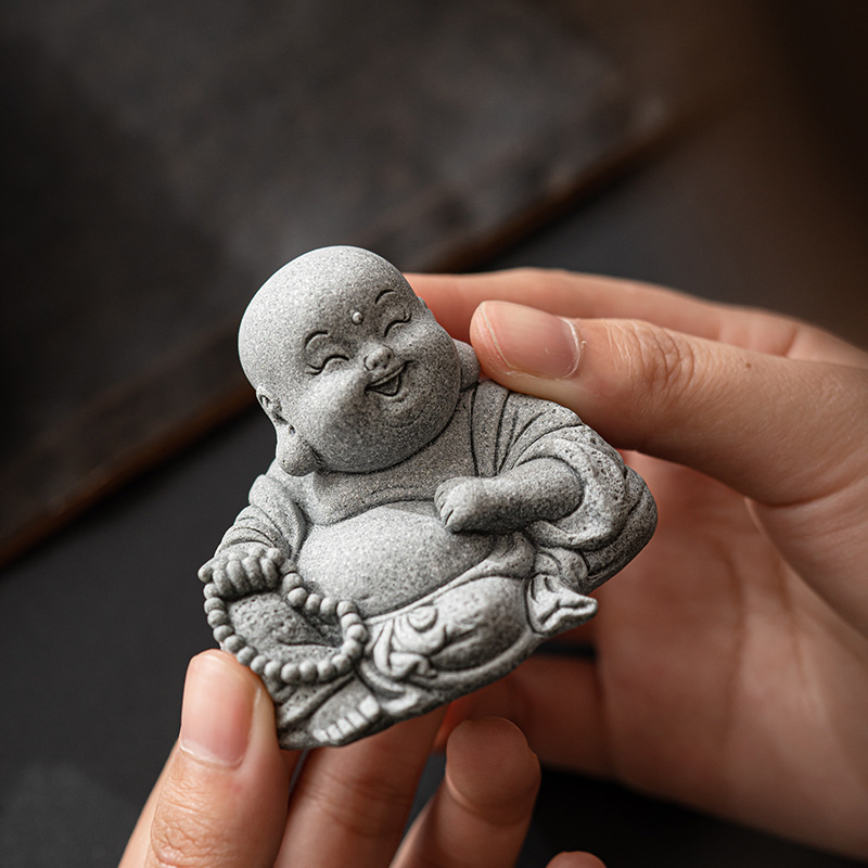 朝翔弥勒仏小仏茶は家の青い砂の石のデスクトップの水槽の景観の盆栽の装飾品を飾っています。|undefined