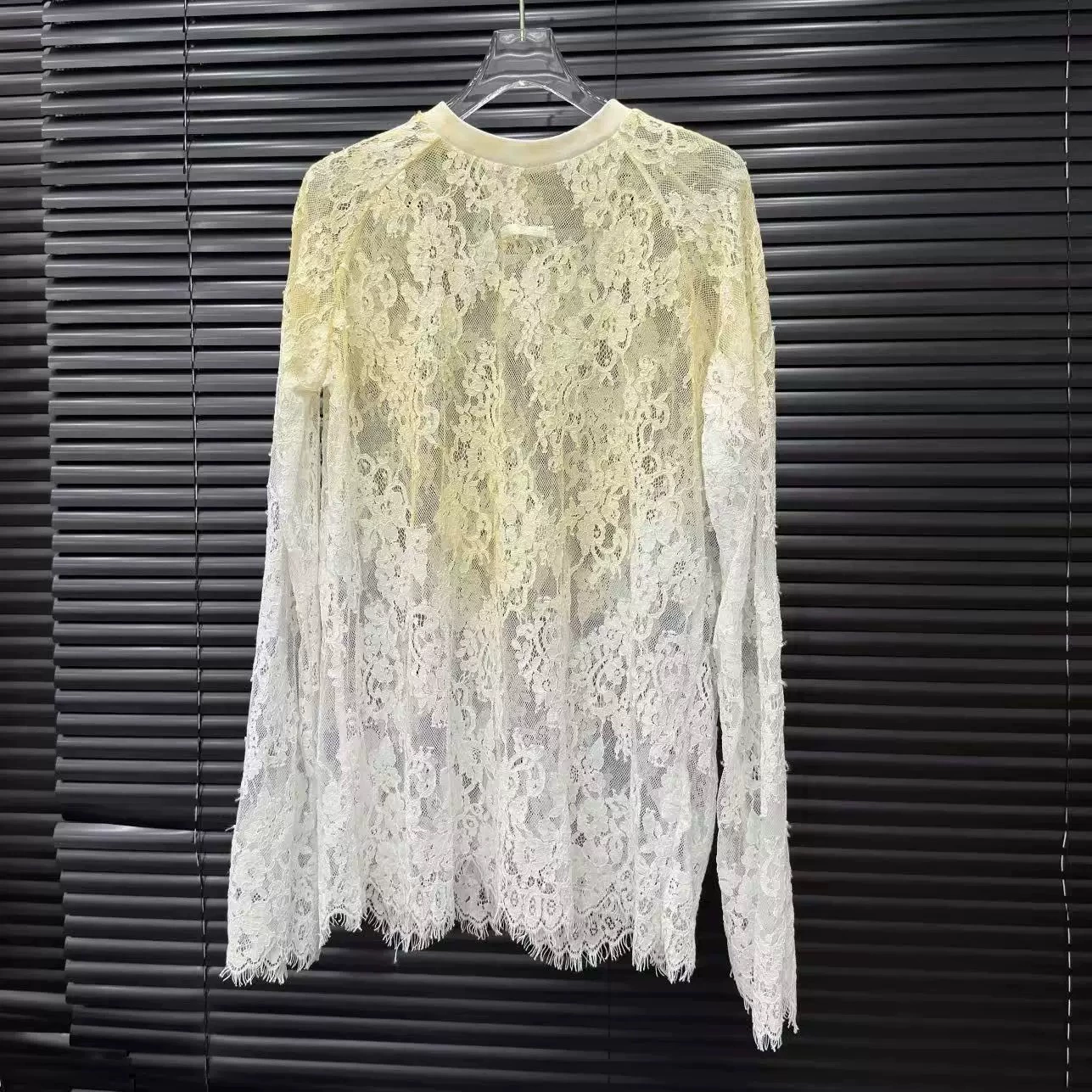 Осень 2025, новый нишевый дизайн с градиентом цвета, свободная кружевная футболка средней длины