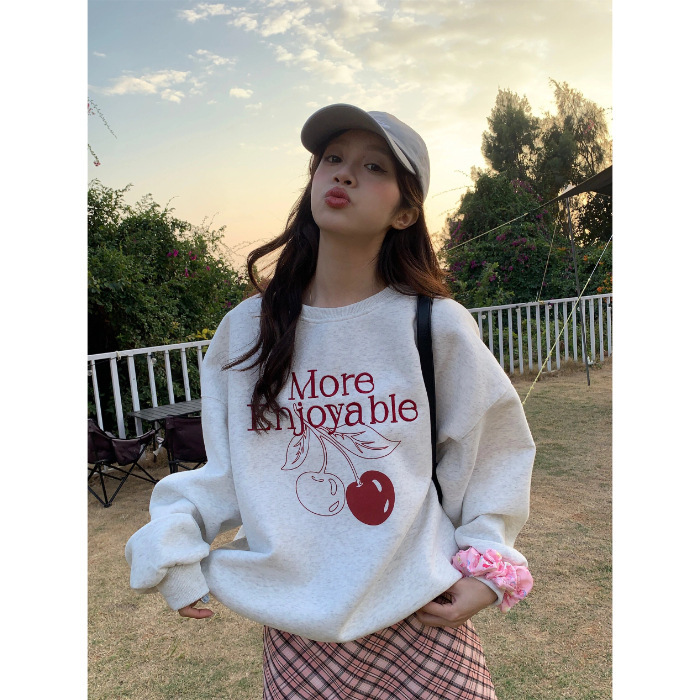 韓国の東大門の新型丸首の衛衣の女性の小衆のかわいいゆったりしているベルベットのさくらんぼのプリントの丸首の長袖の上着