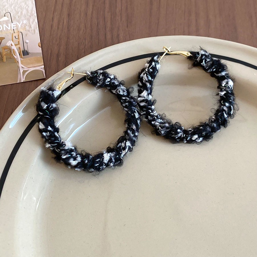 Pendientes geométricos con pliegues irregulares con cuentas de vidrio con aguja de plata Pendientes de alta calidad de temperamento negro Pendientes ligeros de lujo