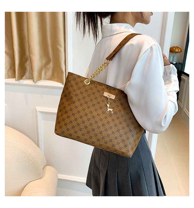 2024 New Large Capacity Bag Women's Bag Fashion Commuting Retro Chain Handheld Shoulder Bag Printed Tote Bag_voghion.com