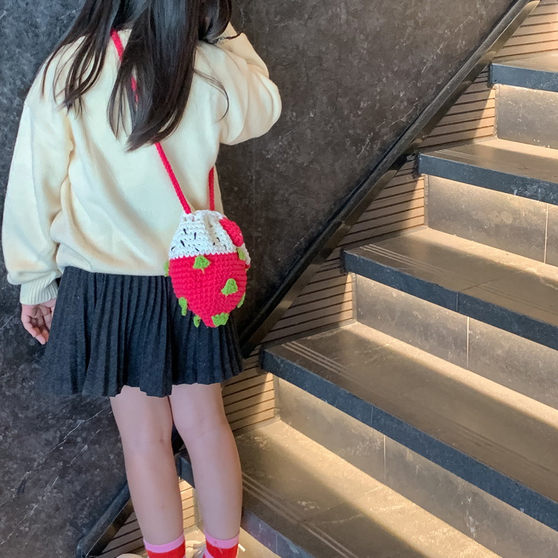 Nuevo gancho de lana bolsas para niños, corazón rojo, corazón blanco, bolsas de hombro de fruta de dragón, bolsas de hombro frescas para hombres y mujeres.
