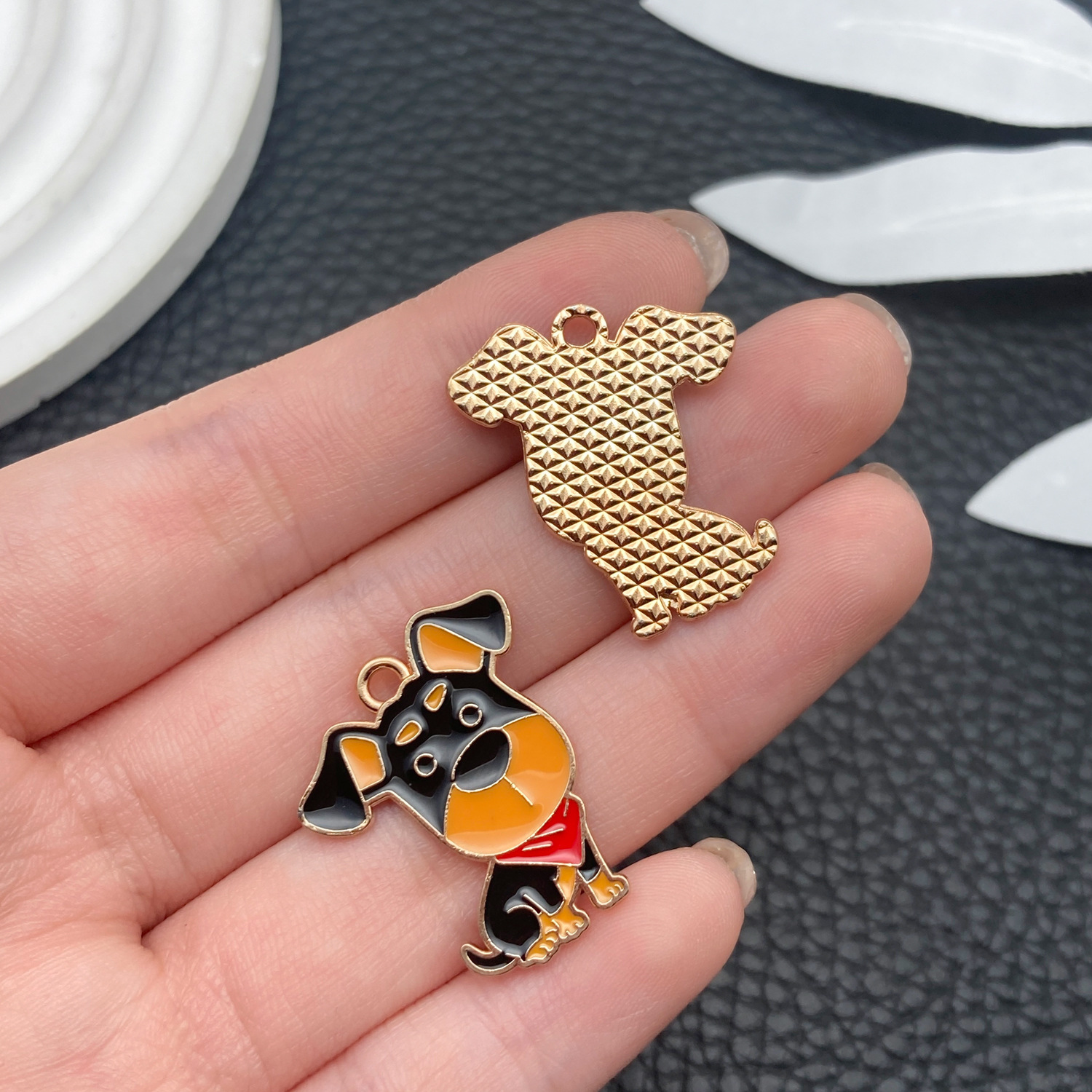 23300-1 검은 기름이 뚝뚝 떨어지는 아연 합금 만화 애완견 도베르만 핀셔 25x21mm-1.7g