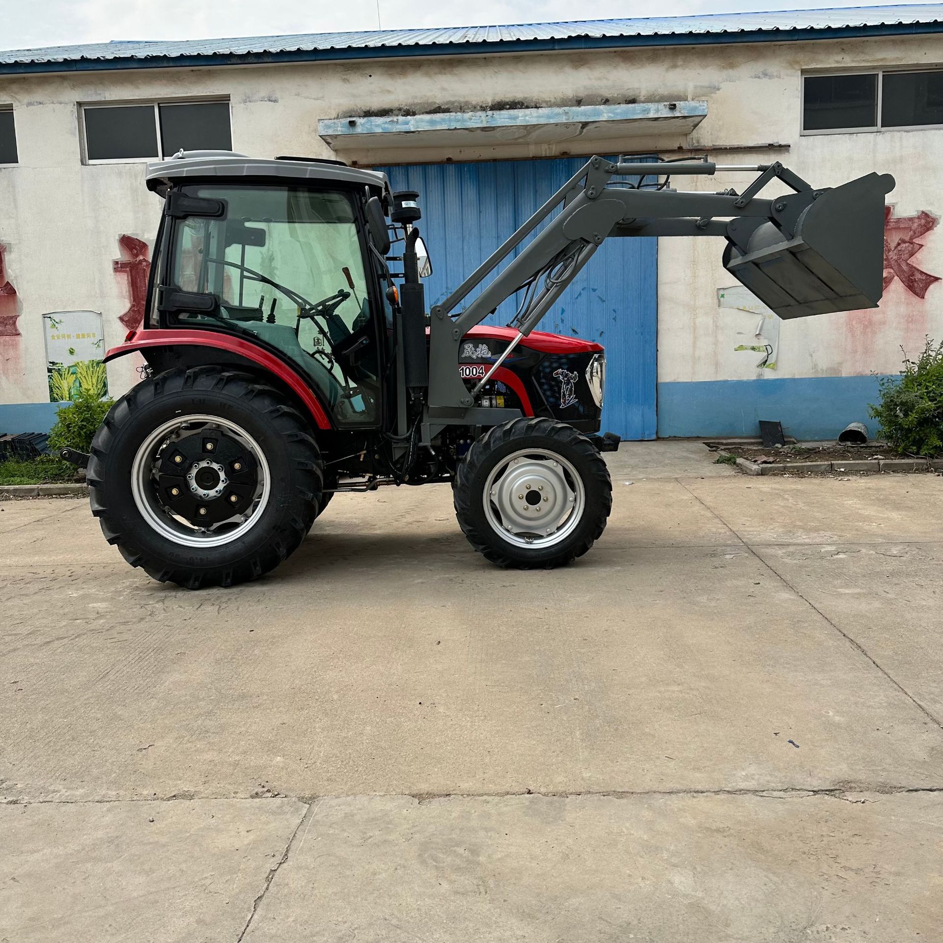 农用拖拉机配装载铲工程专用耕地机前挖四轮拖拉机厂家