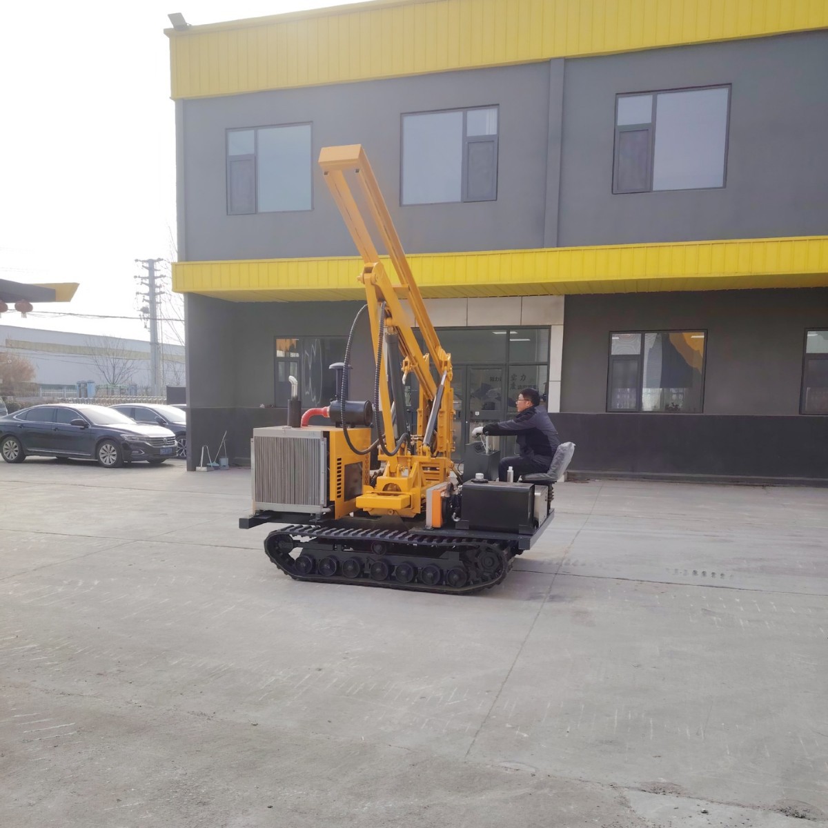 全地形护栏打桩机械履带式波形护栏安装机高速乡村道路钻孔打桩