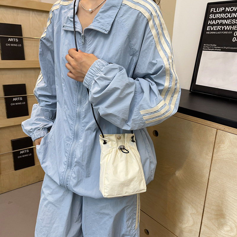 Casual bolso de tela de nylon ultra-fuego para mujeres 2024 nuevo verano versátil bolso de hombro bolso de cubo bolso de teléfono celular