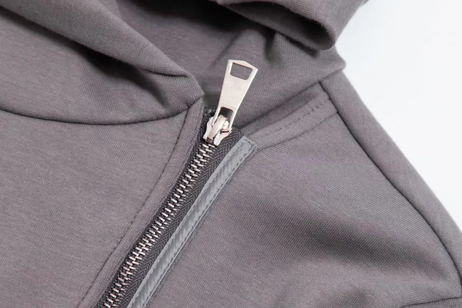 Oblique zipper design hooded sweatshirt NSHS29388