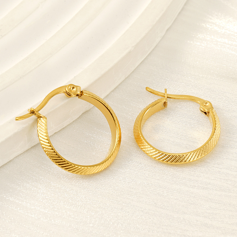 Pendientes redondos de acero de titanio transfronterizo europeo y americano Pendientes de viento de lujo ligero geométrico para mujer Pendientes de círculo a rayas de acero inoxidable de 18K para mujer