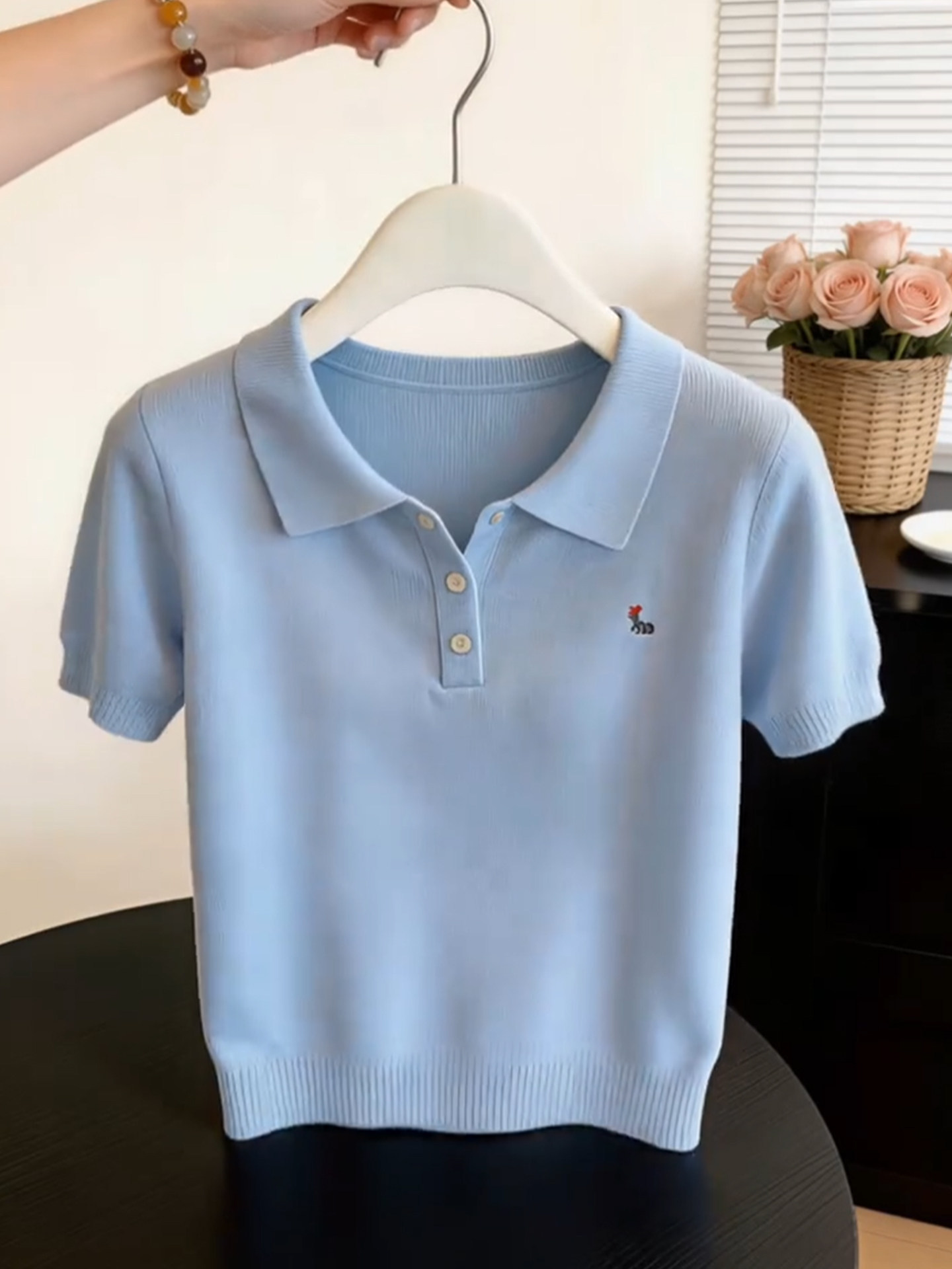 Áo thun nữ cổ ve dệt kim tay ngắn form gọn — Màu ảnh