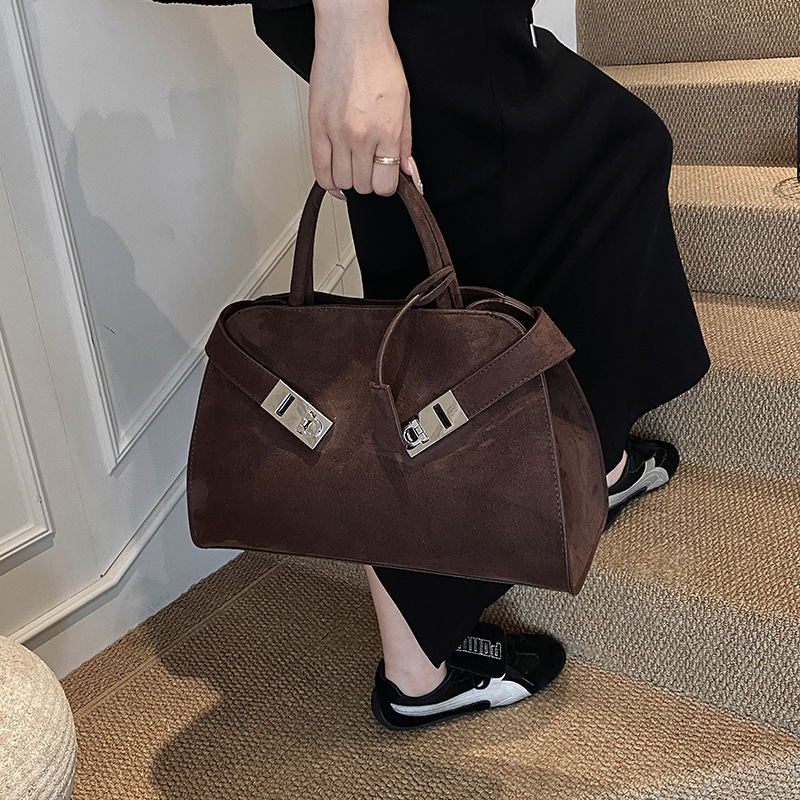 2025 New Suede Tote Bag for Women, Cute and Trendy, Fashionable Large-Capacity Shoulder Bag, Textured Motorcycle Handbag 2025 New Suede Tote Bag for Women, Cute and Trendy, Fashionable Large-Capacity Shoulder Bag, Textured Motorcycle Handbag