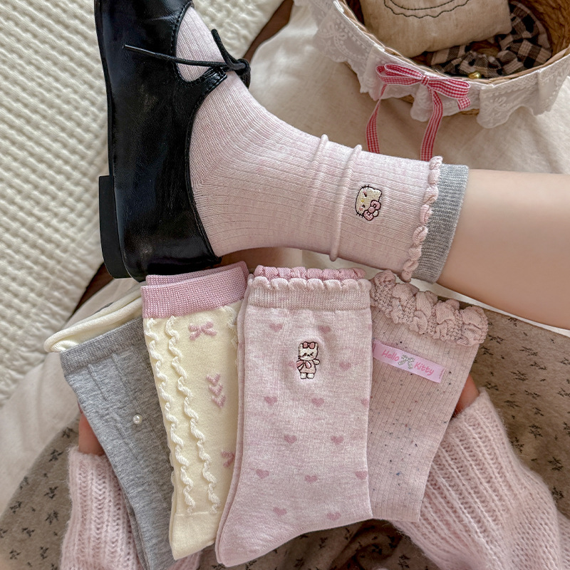 Sweet and cute women's socks for autumn and winter, seamless mid-calf socks in Japanese style, soft girl heart-patterned jacquard with bow and lace trim Sweet and cute women's socks for autumn and winter, seamless mid-calf socks in Japanese style, soft girl heart-patterned jacquard with bow and lace trim