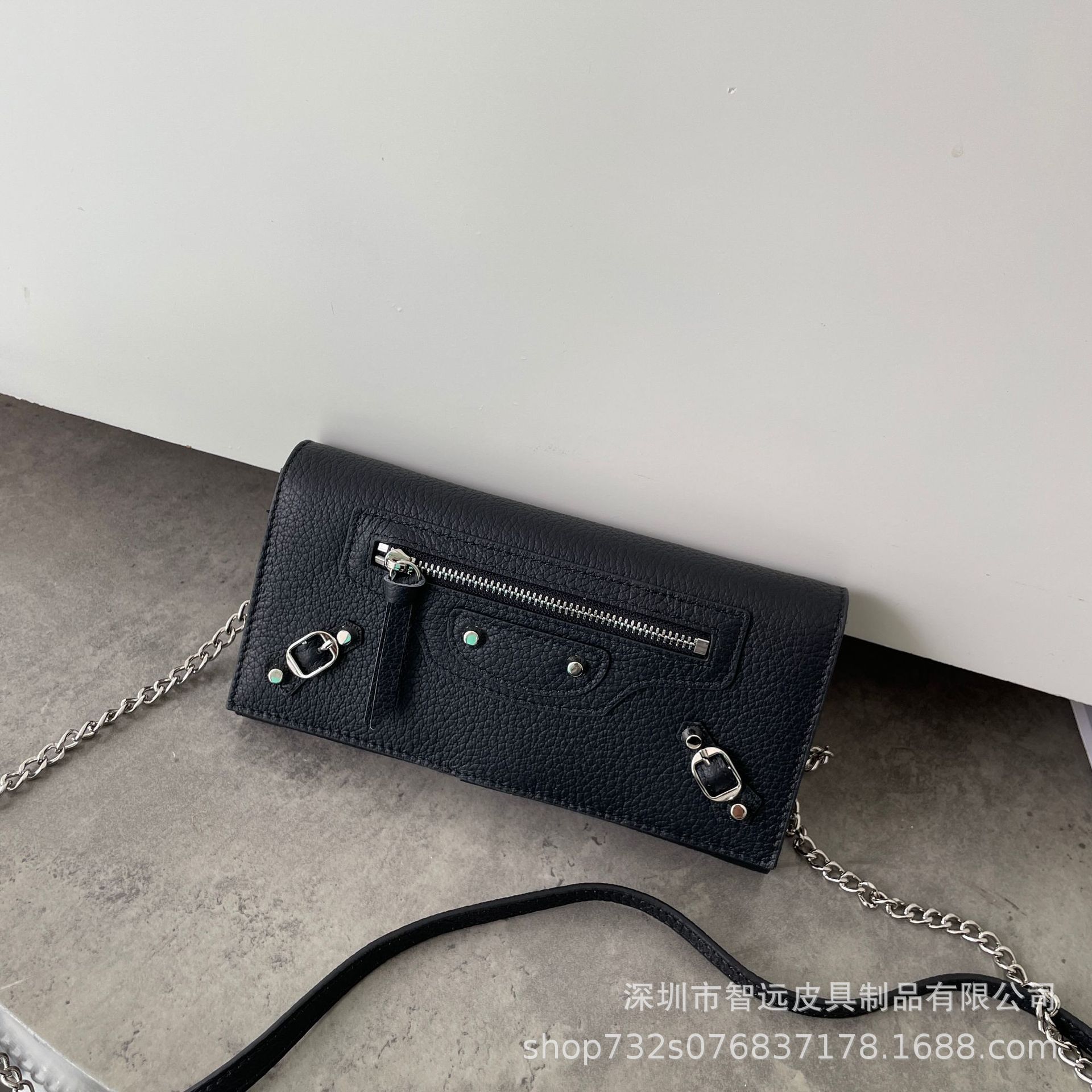 체인이 달린 블랙