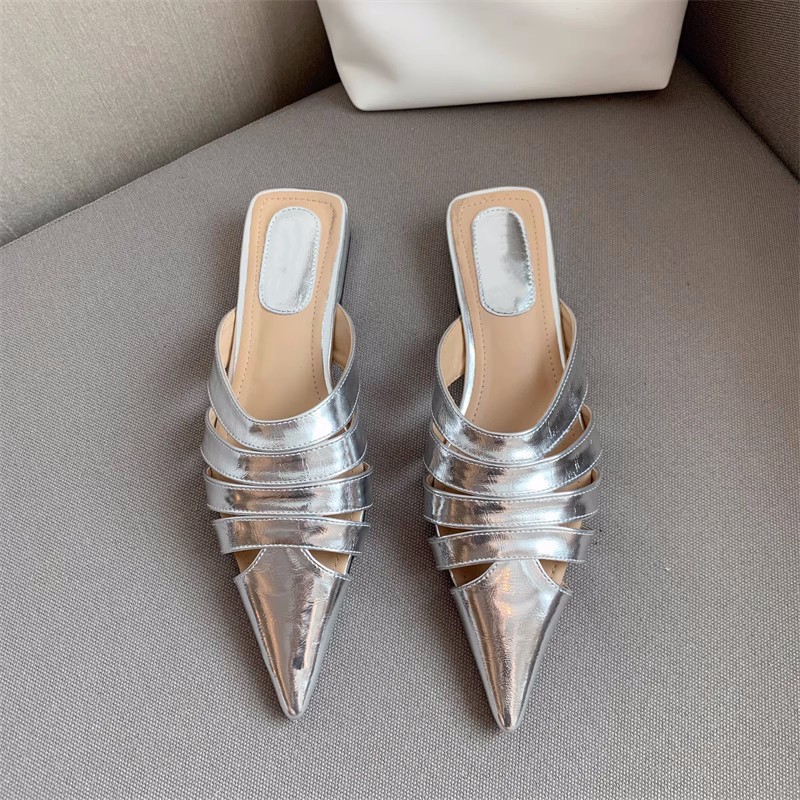 Net rouge même style or bout pointu creux demi pantoufles femmes 2023 été style européen et américain Baotou rétro chaussures plates à talons bas_voghion.com