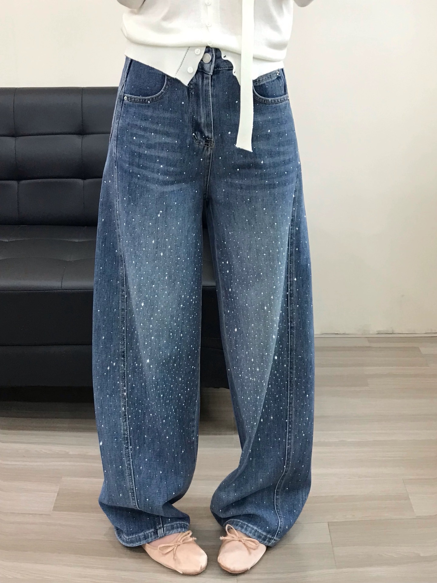 Dames jeans met wijde pasvorm en rechte pijpen met strass_voghion.com
