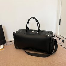 商务风铆钉旅行包女新款行李登机包大容量男士手提运动训练健身包