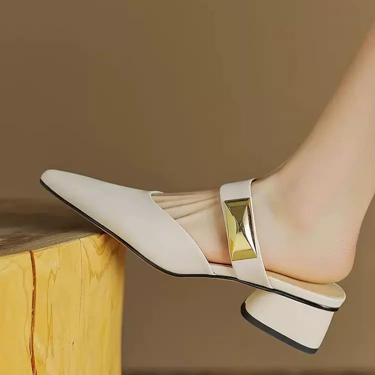 Легкий и роскошный Баотоу холодные тапочки женские 2024 модные новые остроконечные неглубокие металлические пряжки толстые каблуки пустые каблуки