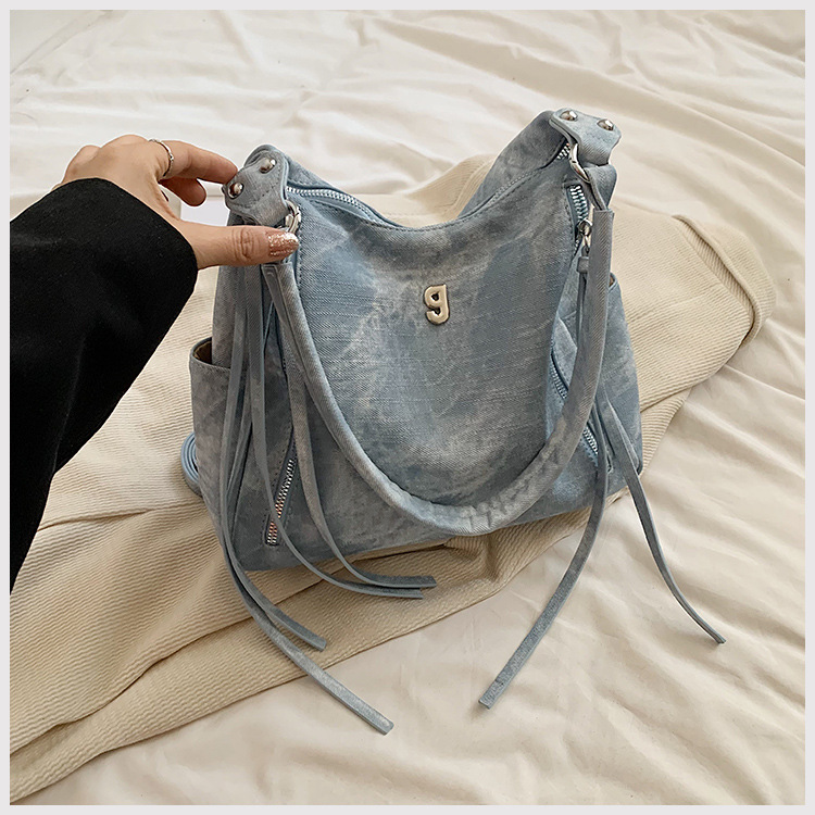 Large capacity wandering shoulder bag, new spicy girl high-end versatile double pocket strip casual crossbody armpit bag_voghion.com