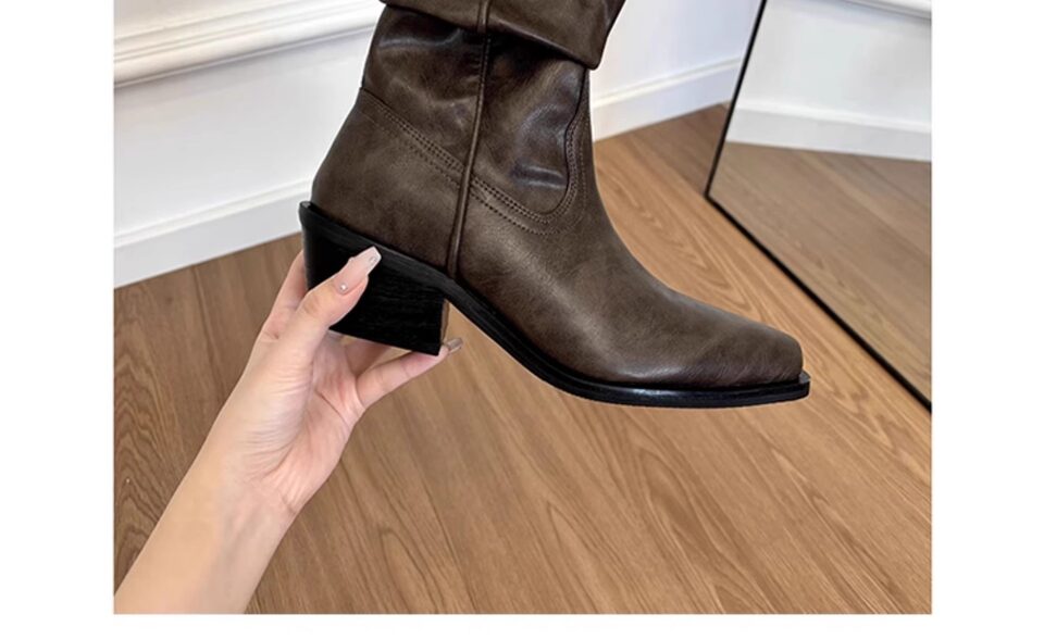 Bốt ngắn nữ mũi nhọn gót vừa 3–5 cm bằng da bò, kiểu bốt cao bồi — Màu đen, còn hàng, Đốm màu cà phê, Đốm mờ kaki, Đốm đen mờ chi tiết 11