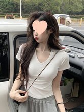 2025初夏穿搭新款正肩V领短袖t恤女漂亮超好看小衫短款上衣