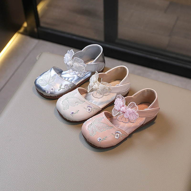Баотоу сандалии для девочек 2024 новый летний стиль детская мягкая подошва вышитая полусумка кожаная обувь национальный стиль новый китайский костюм обувь