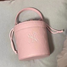 韩国新款MLB香水包抽绳水桶包压花复古百搭款单肩斜跨包手套小包