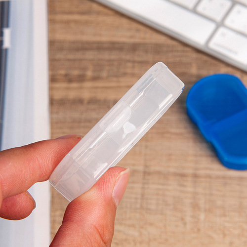 Two-compartment pill box storage box, portable sealed dust-proof box separated by two compartments, transparent plastic box, convenient small pill box