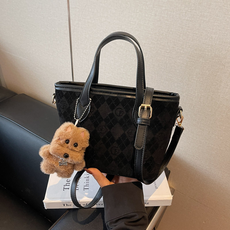 Bolsa de cubo de estilo coreano, bolsa de cestas de platos de mano, mujer, otoño y invierno, 2025, nuevo estilo de alta calidad, bolso de hombro de un solo hombro.