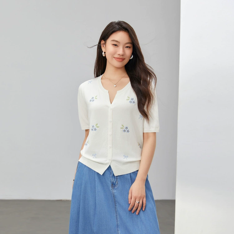 [Маленький свежий вышитый нежный и универсальный трикотаж в корейском стиле] Тонкая и красивая женская одежда больших размеров, толстая мм, лето 2025, новый стиль