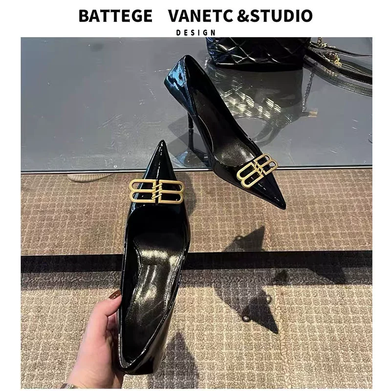 Ранняя весна 2025 Новый черный заостренные каблуки металлические b-пуговицы высокие каблуки женские дикие сексуальные светские туфли