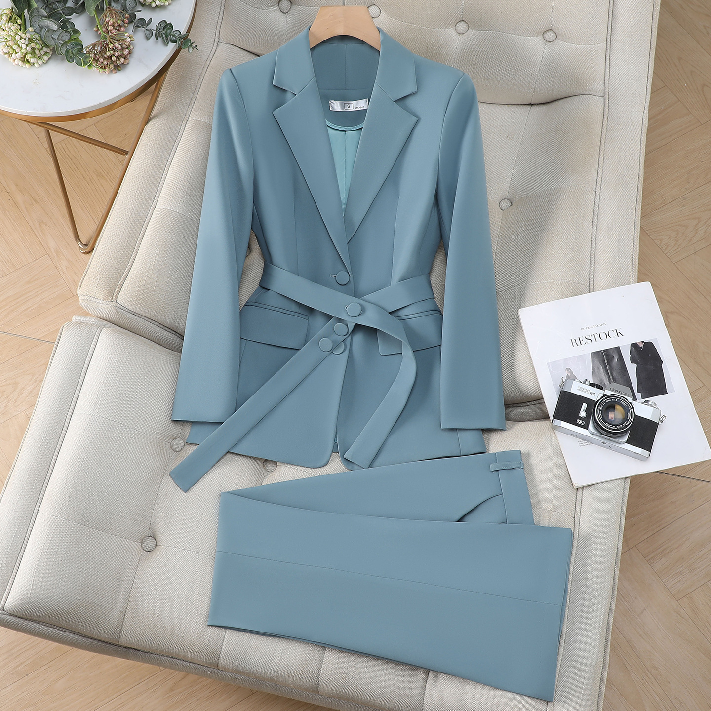 Conjunto feminino elegante de alfaiataria, com calça flare roxa e mangas compridas, perfeito para o outono e para a realização de exames de arte._voghion.com