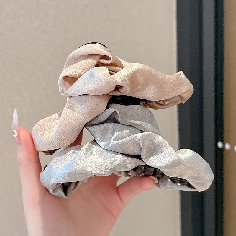 Clip de agarre de temperamento de alta calidad para mujeres de lujo ligero satén detrás de la cabeza de cabello de tiburón clip de cabello 2025 nuevo tocado francés