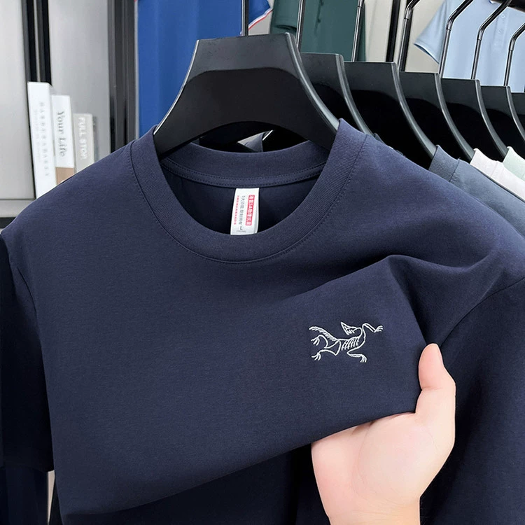 2025 новый летний хлопковый топ с круглым вырезом, повседневная мужская модная брендовая свободная футболка с короткими рукавами и вышивкой, простая однотонная футболка