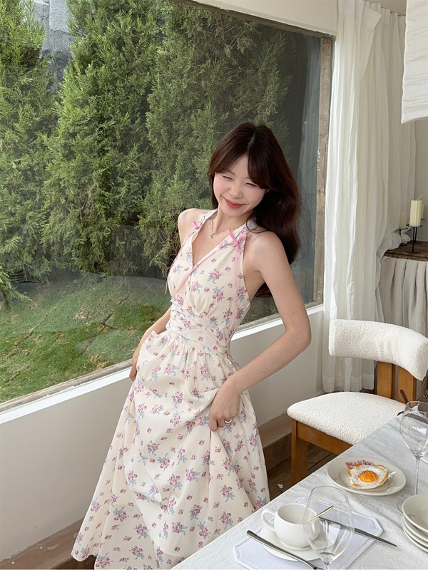 2025夏季新款收腰显瘦时尚温柔风设计感挂脖露背碎花连衣裙女chic|undefined