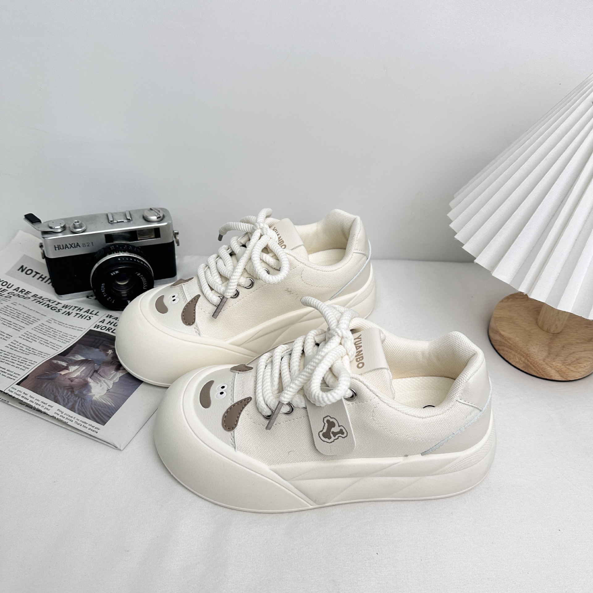 Yuanbo 2025 primavera zapatos de cabeza grande con suela gruesa para estudiantes de skate de altura universal zapatos de pan casuales coreanos