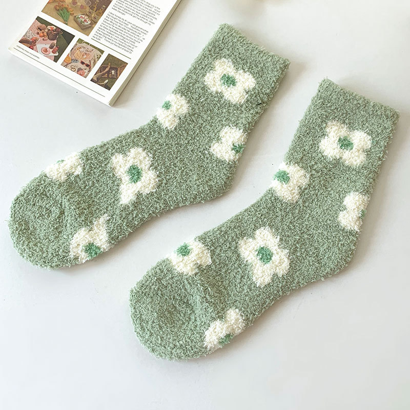 Calcetines de mujer otoño e invierno mediados de la pantorrilla 2022 calcetines de piso adulto interior espesado cálido terciopelo coral calcetines de dibujos animados