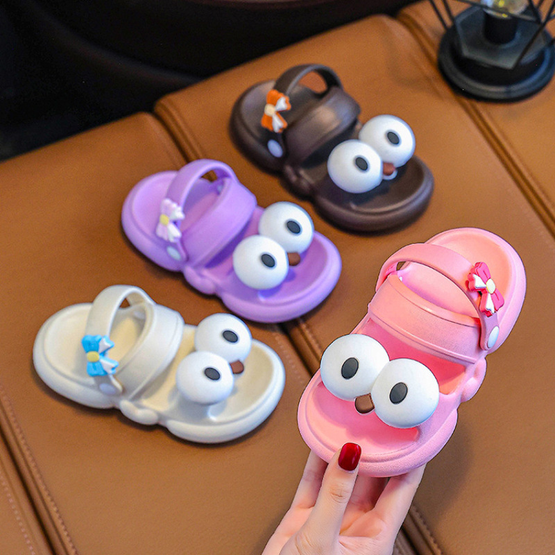 Zapatillas infantiles para niñas verano 2025 nuevo lindo uso exterior suave antideslizante para niños pequeños zapatillas para niños