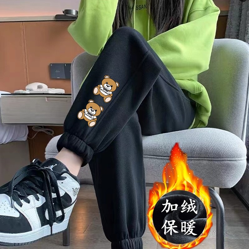 두 개의 노란 곰 레깅스와 벨벳이 달린 검은색 바지