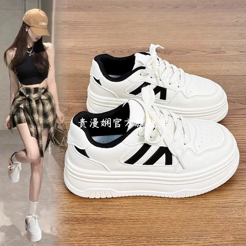 Modas versátiles zapatos blancos de mujer de alto nivel zapatos de skate gruesos de otoño 2024 nuevos zapatos casuales con falda