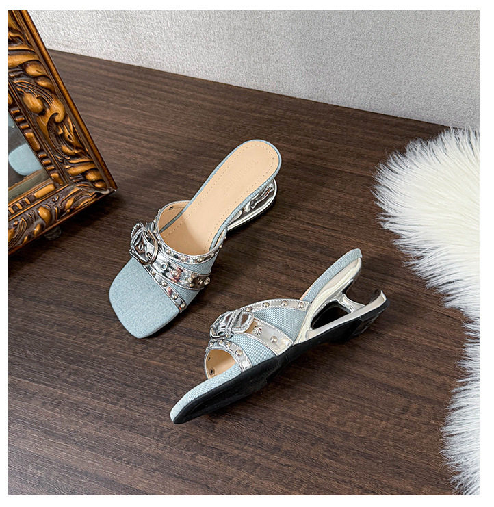 Dép sandal nữ quai ngang mũi vuông hở ngón, khóa kim loại đính đinh tán, gót dị hình tăng chiều cao 6 cm — Màu xanh dương, màu đen chi tiết 22