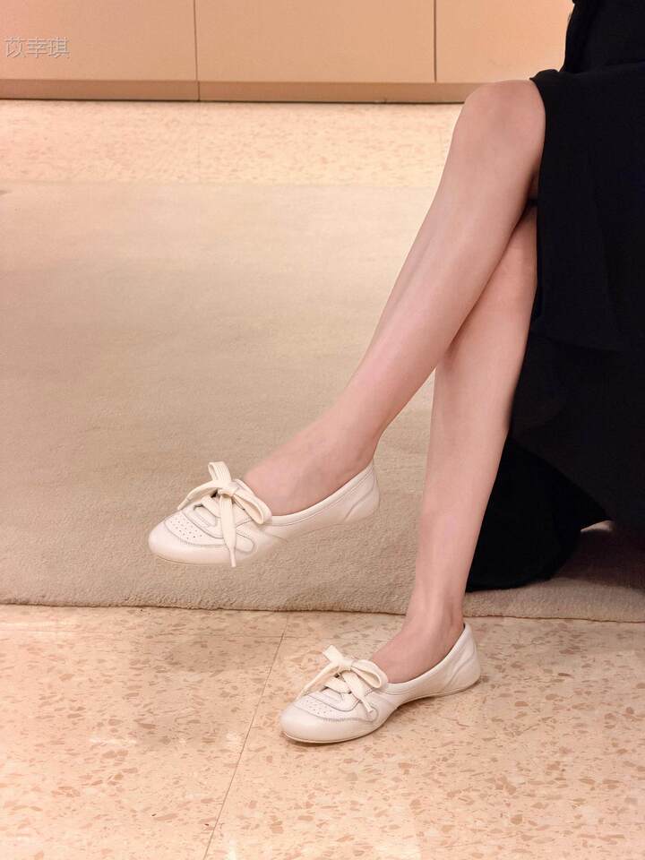 Giày búp bê nữ da cừu cổ thấp đế bằng buộc dây phong cách retro — Bạc, hàng có sẵn, Màu nude, hàng có sẵn, Màu trắng kem, hàng có sẵn chi tiết 18