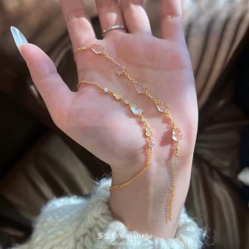 Chinese-style pink chalcedony gourd bracelet with diamonds, gentle and versatile, high-end feel, available in gold and silver, a women's accessory Chinese-style pink chalcedony gourd bracelet with diamonds, gentle and versatile, high-end feel, available in gold and silver, a women's accessory
