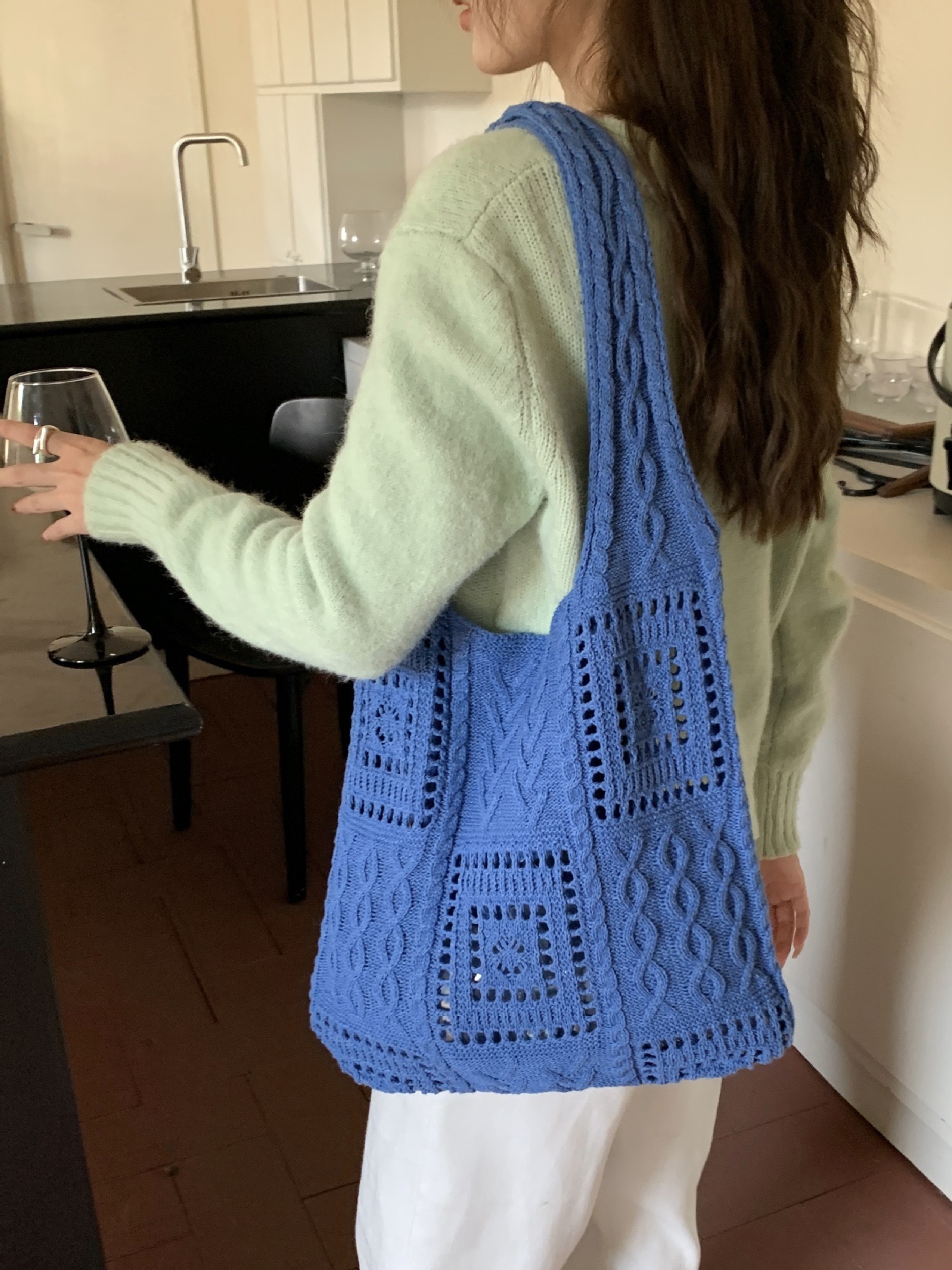 The new dopamine-colored knitted bag features a retro cut-out woven pattern and a niche design. It is a large-capacity single-shoulder bag for summer Specification drawing