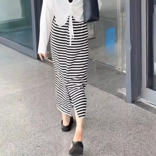 Design-Sensitive Long-Sleeve Spring and Autumn T-Shirt Sun-Shirt Loose and Versatile Base Top for Petite Figures + Versatile Striped Skirt