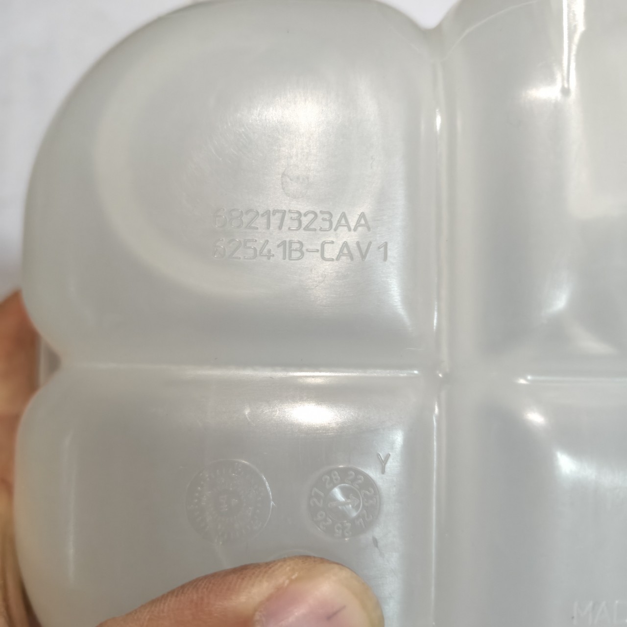 Engine Coolant Reservoir Bottle for the New Dajielong Model 68217323Aa
