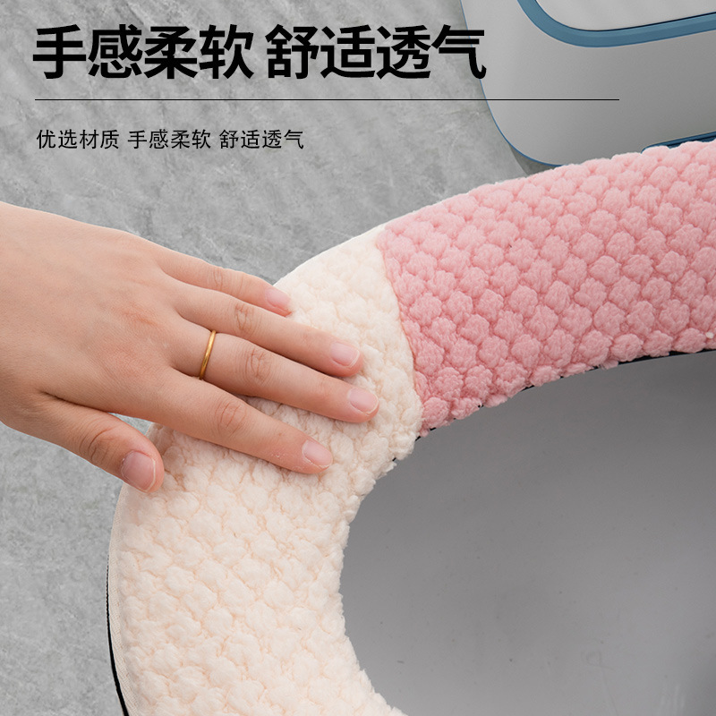 ダイコンのウサギは猫をよけて色にぶつかって手の便器を持ちます。|undefined