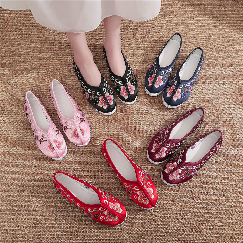 Chinese folk dance shoes hanfu qipao tang suit flat shoes embroidered shoes tassel ethnic Chinese wind handmade shoes costume red shoes mother flat shoes