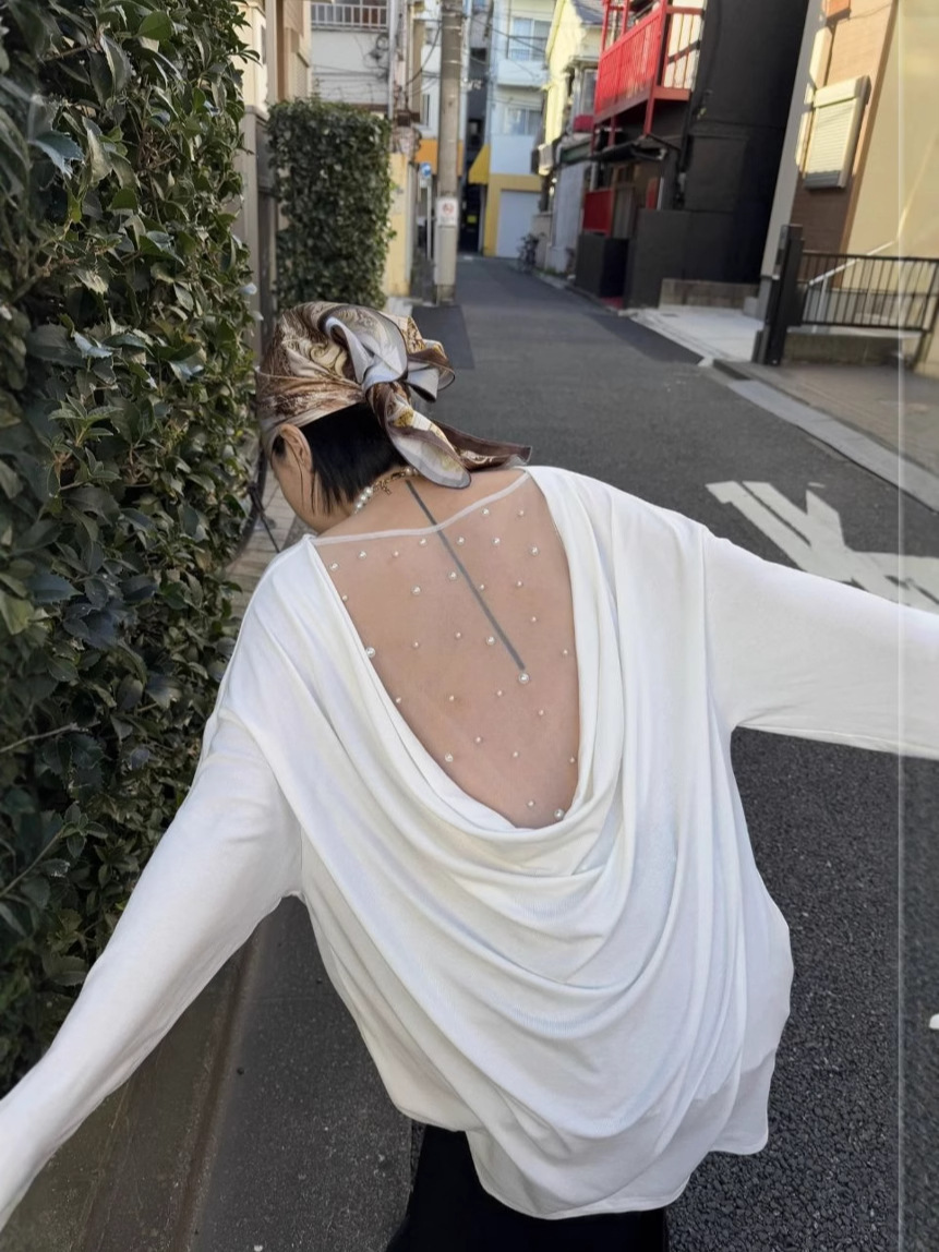 Las lágrimas de la perla de la mujer de la camiseta de cuello swing de back-end de la camiseta de malla de primavera de 2025